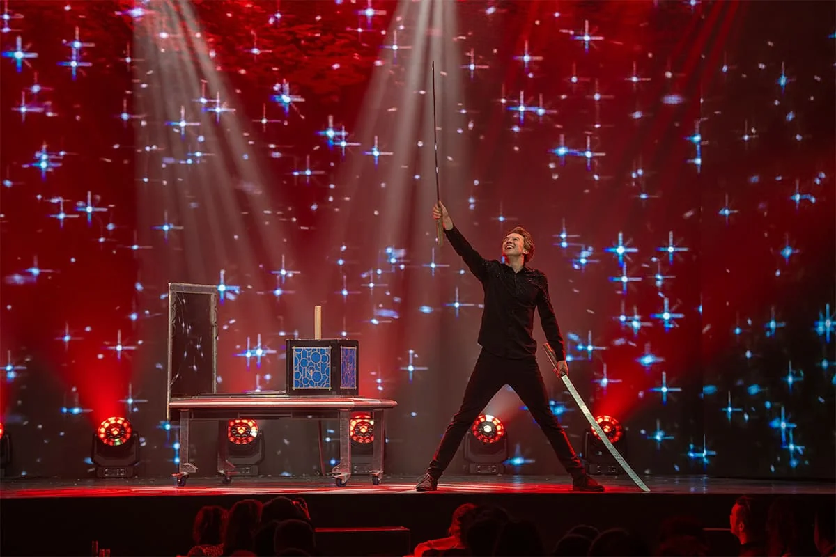 Photos of Illusionist Nigel Otermans tijdens theater show