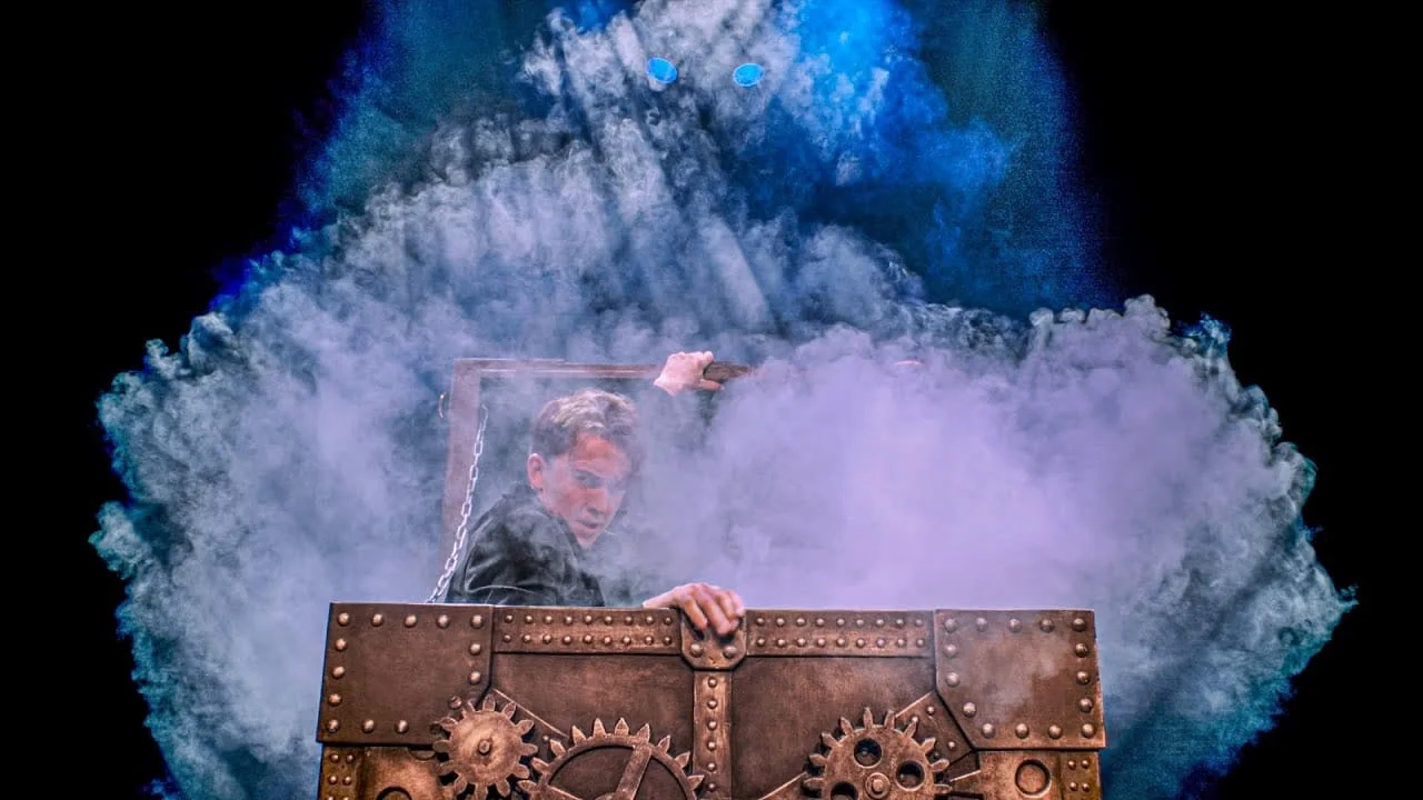 Photos of Illusionist Nigel Otermans tijdens theater show