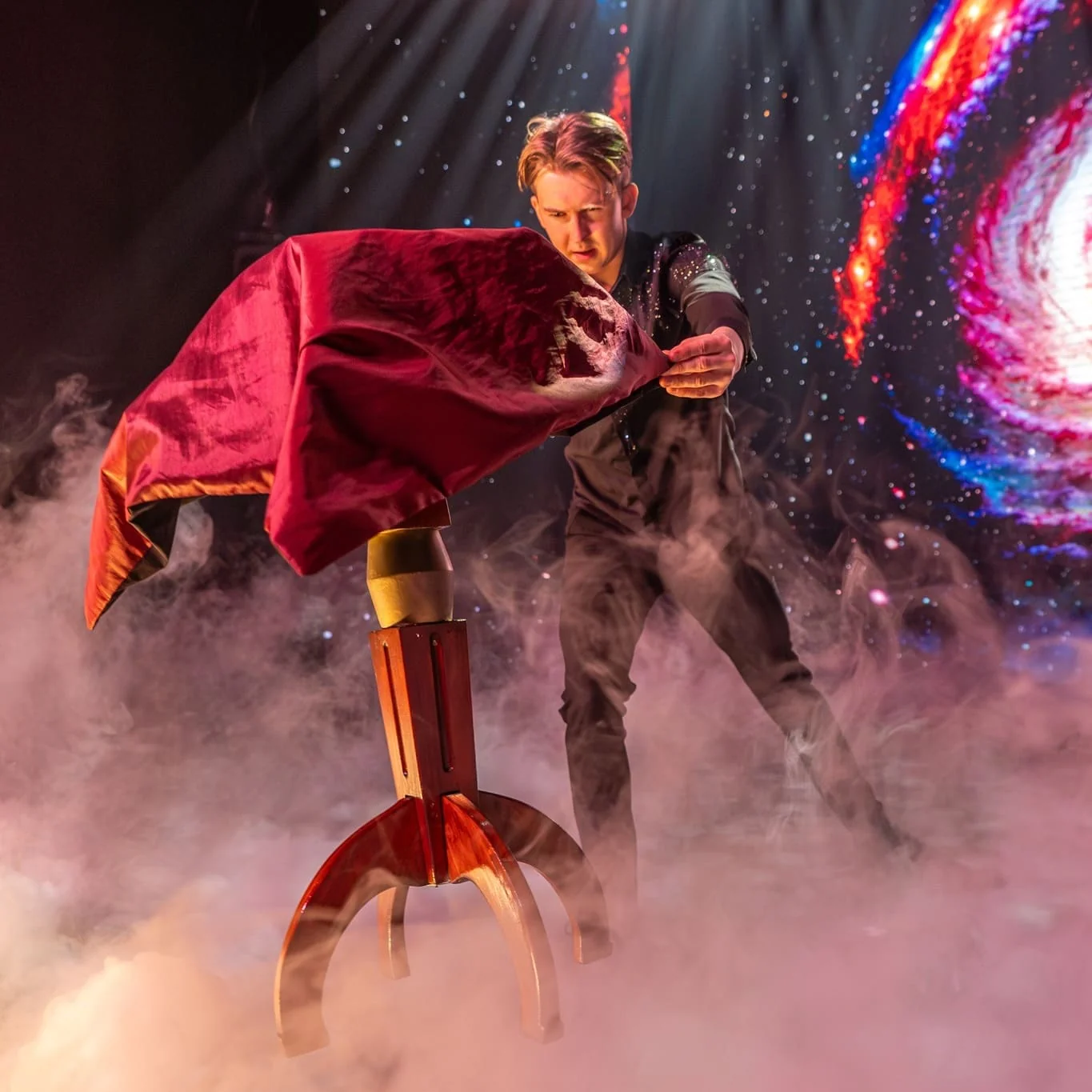 Photos of Illusionist Nigel Otermans tijdens theater show