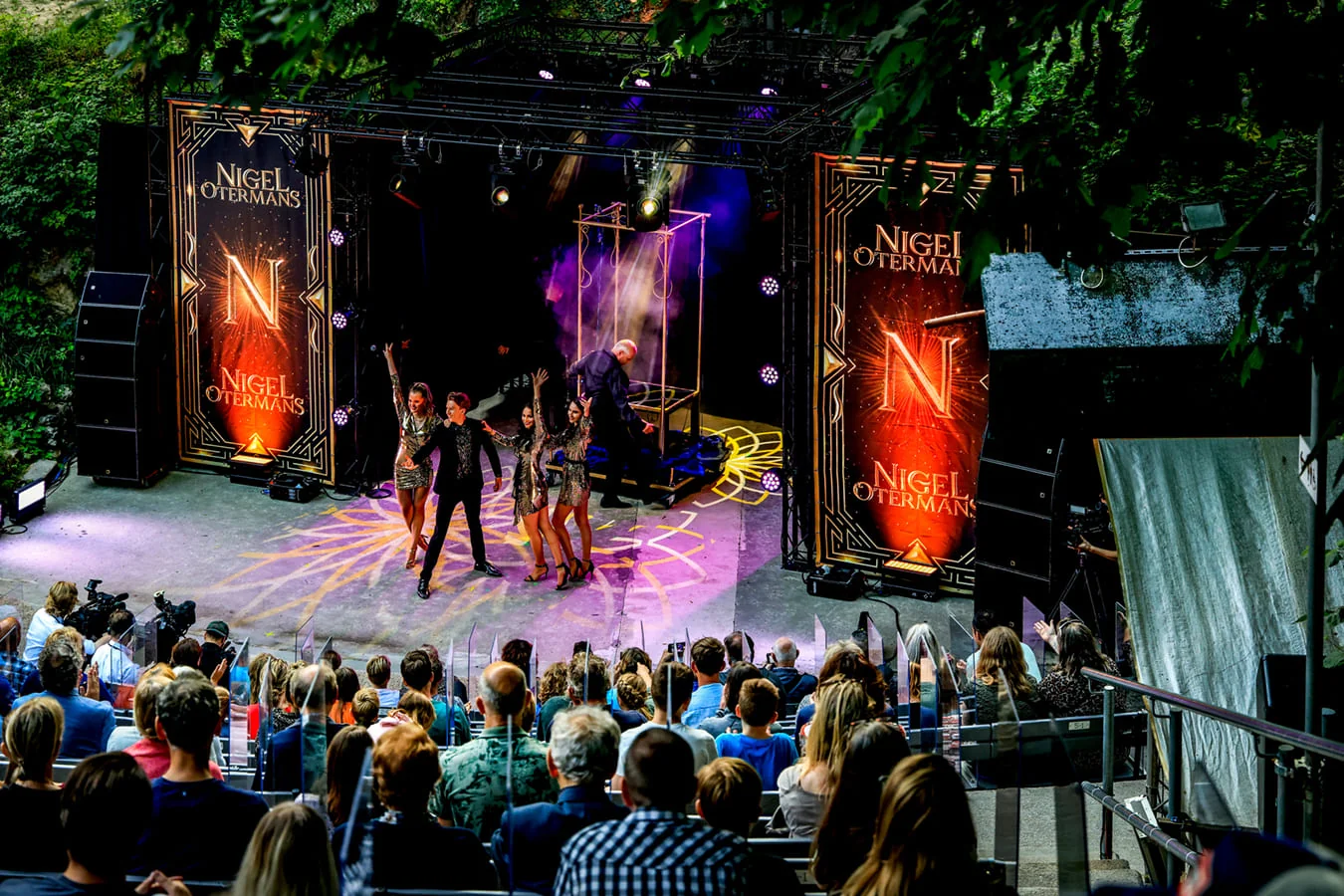 Photos of Illusionist Nigel Otermans tijdens theater show
