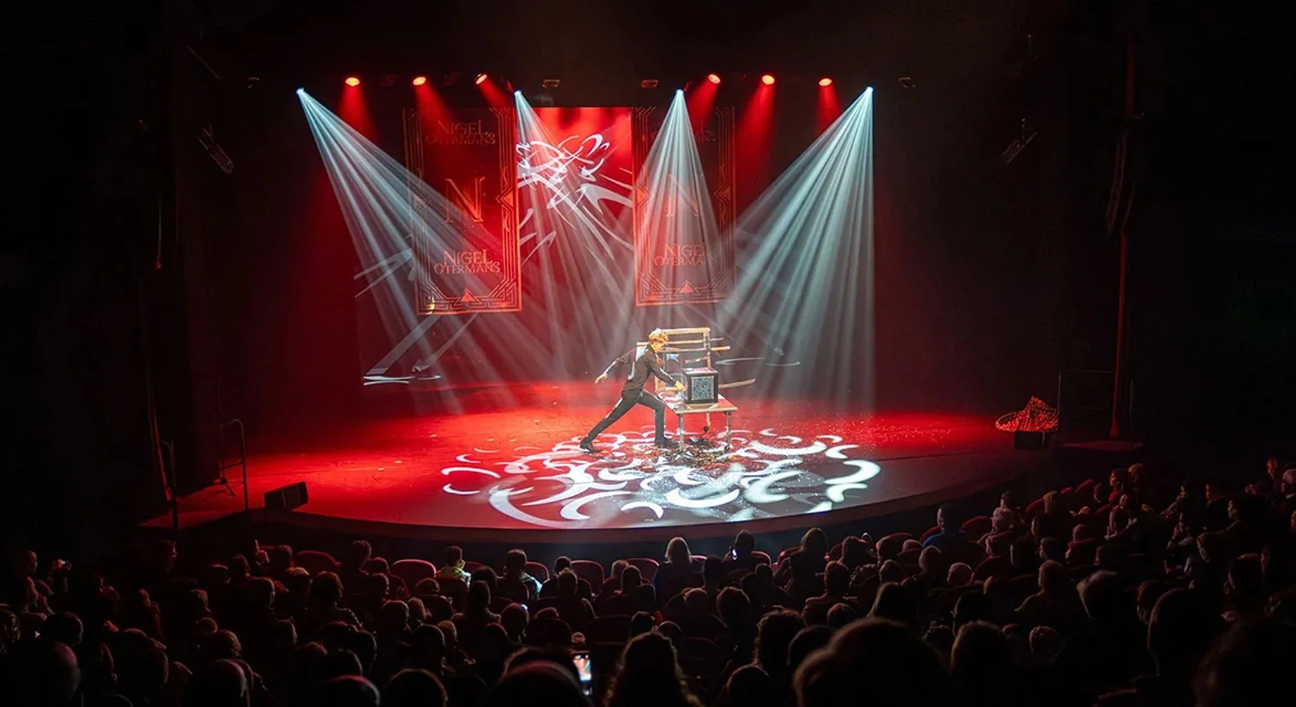 Photos of Illusionist Nigel Otermans tijdens theater show