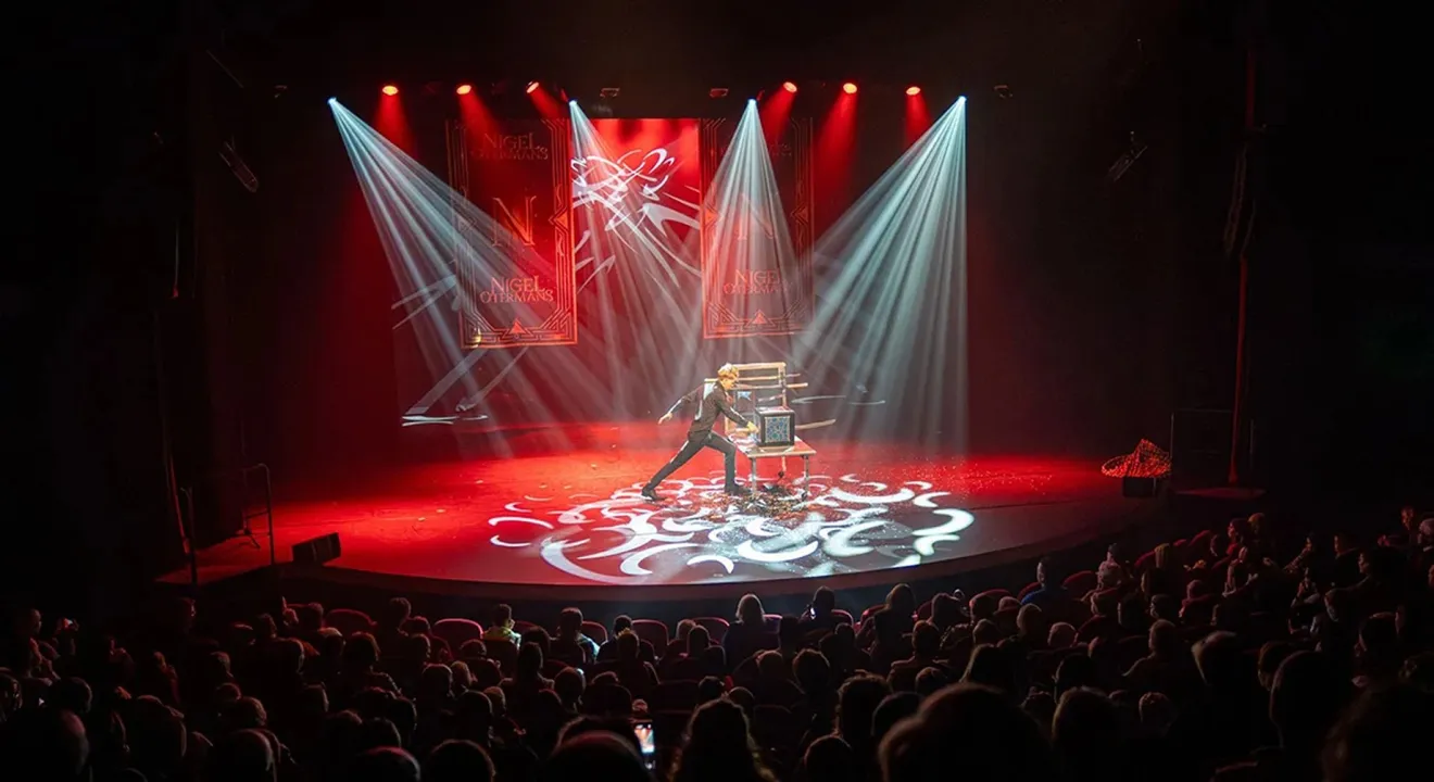 Videos von Illusionist Nigel Otermans live op een rood verlicht podium