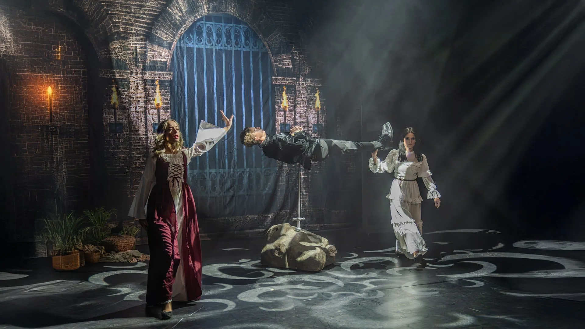 Nigel Otermans wahrend einer abendfullenden Illusionsshow